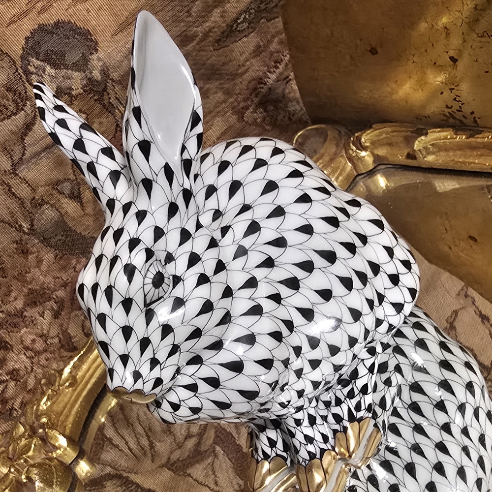 Herend Sitting Bunny 5.25" Black fishnet vintage HAND PAINTED 24K Gold accents